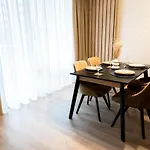 Mountain Retreat-Modern 1Br W/ Fireplace & Parking