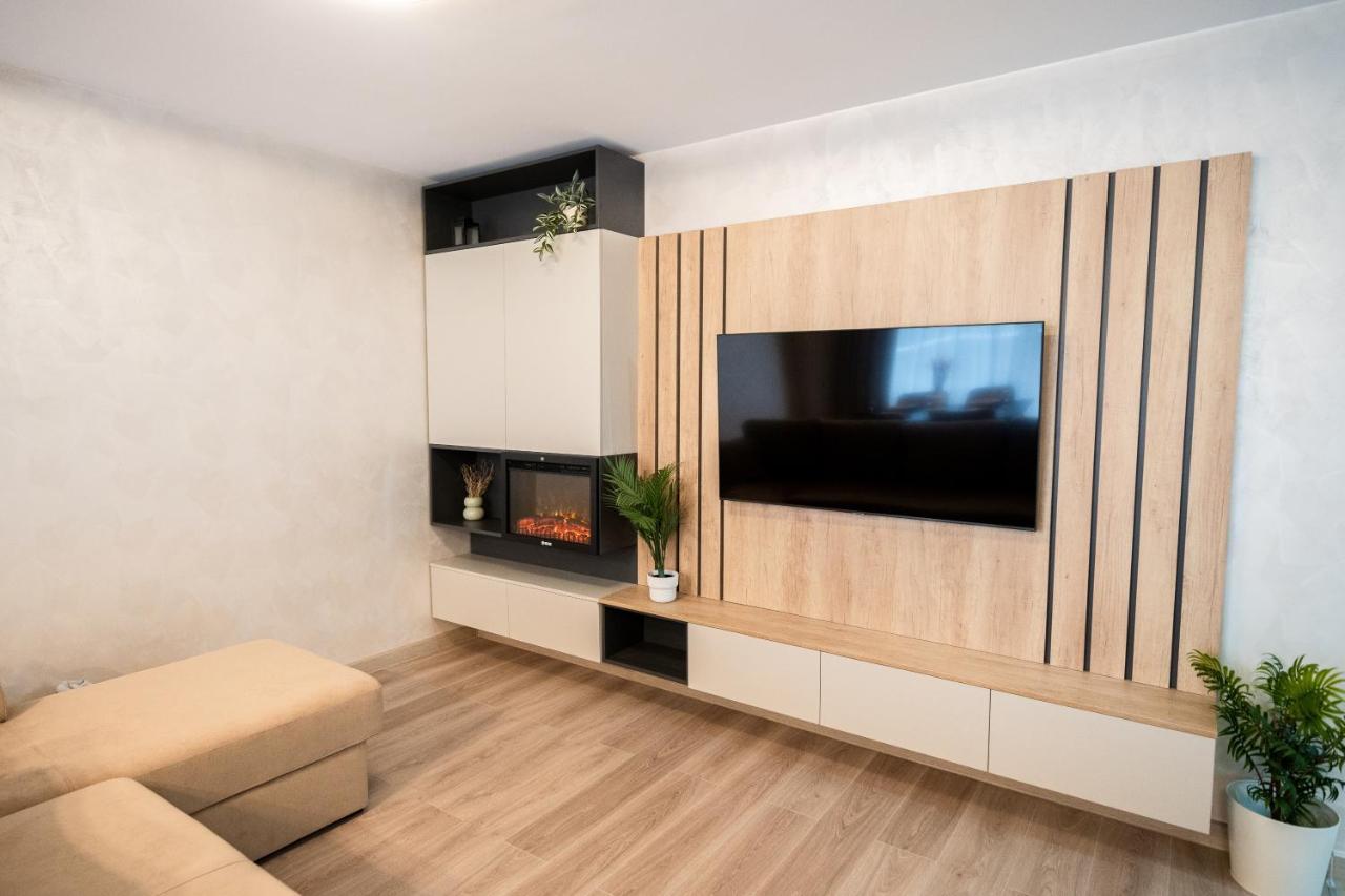 Mountain Retreat-modern 1br W/ Fireplace & Parking Appartamento Braşov