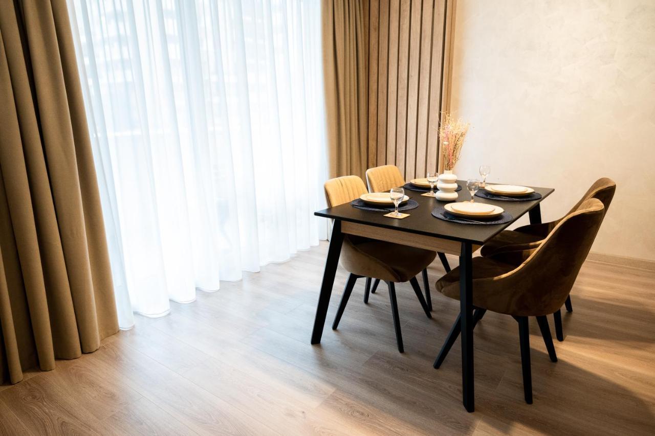 Mountain Retreat-modern 1br W/ Fireplace & Parking Braşov