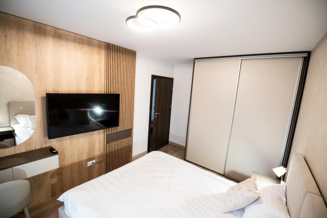 Mountain Retreat-modern 1br W/ Fireplace & Parking Apartament