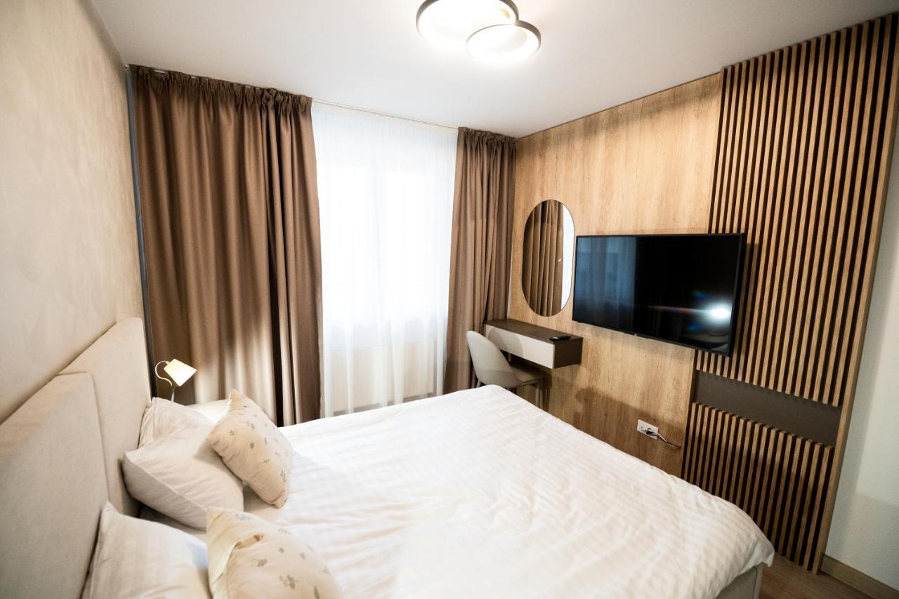 Mountain Retreat-modern 1br W/ Fireplace & Parking Apartament Brașov